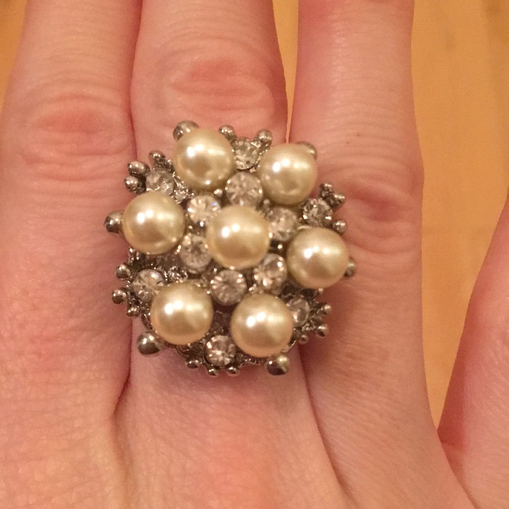 Pearl Costume Jewelry Ring - Picture 2 of 3